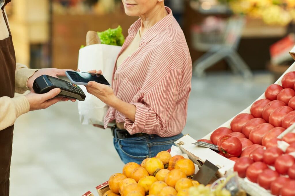 To Use Klarna At Walmart, a women purchased apples and oranges with the help of Klarna payment method through her mobile.