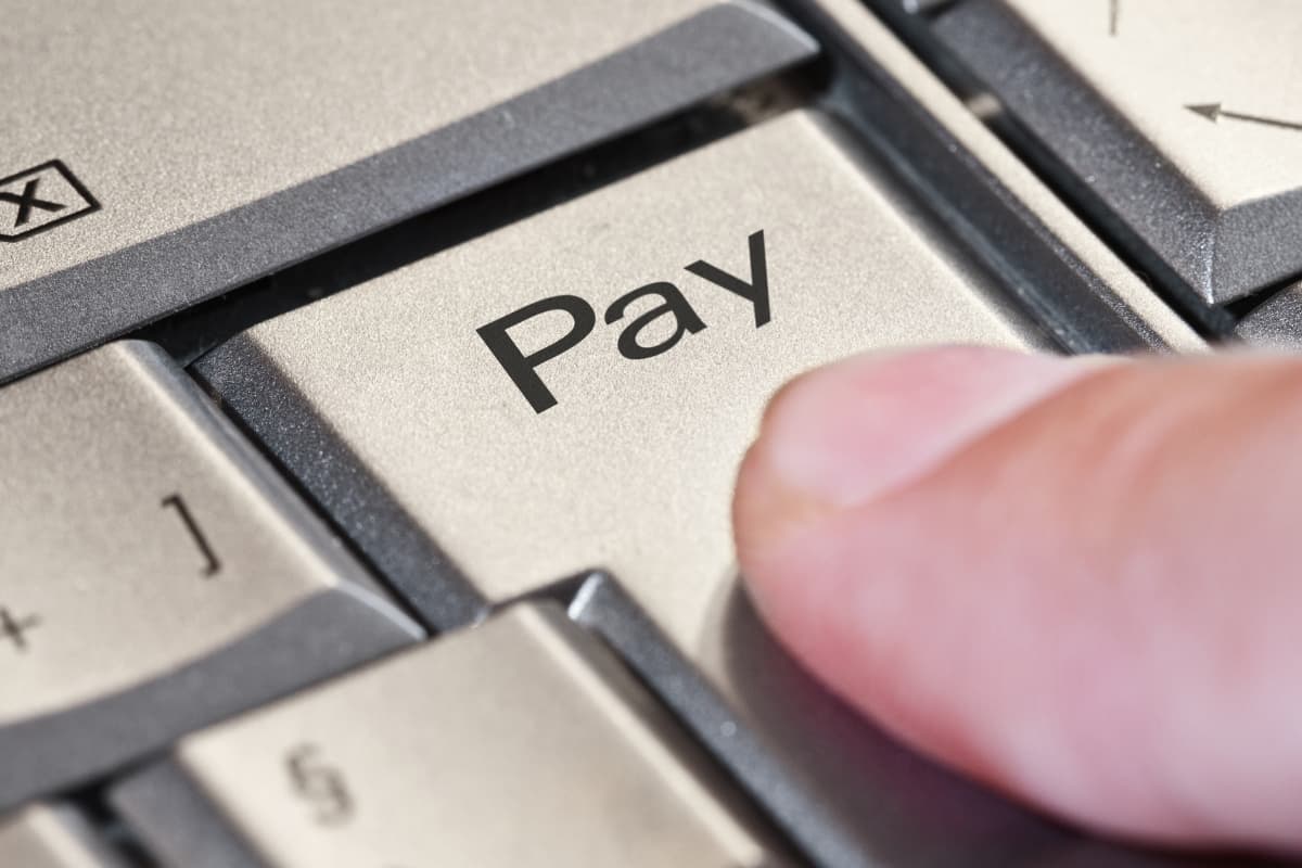 How Much Does Tractor Supply Pay? (Cashiers, Starting Pay, Hourly)